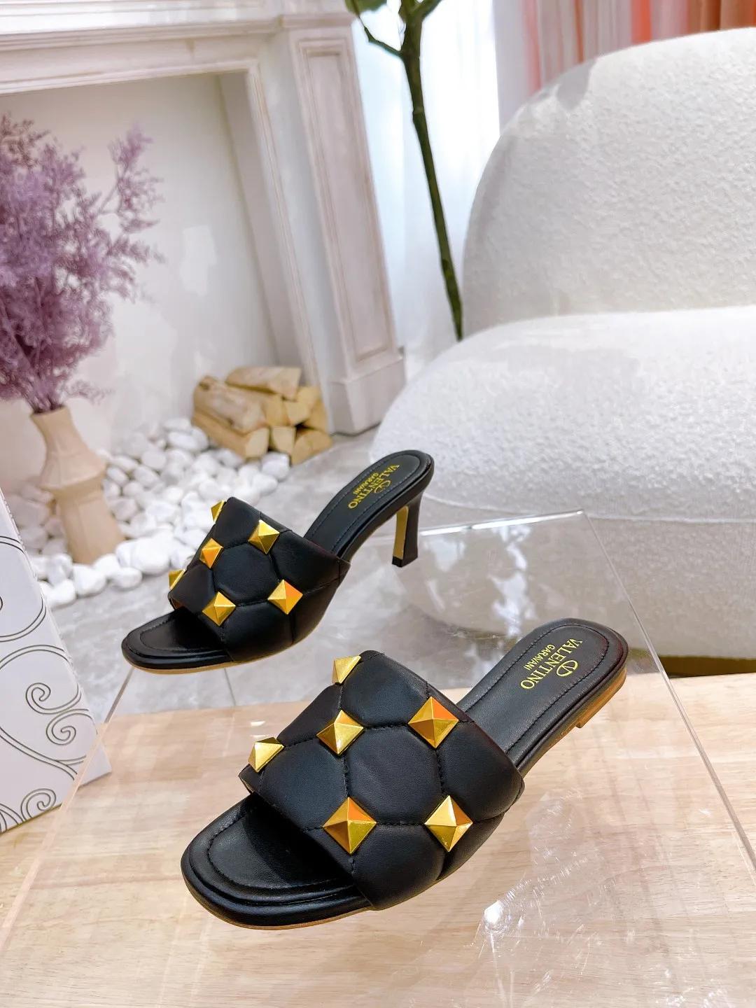 👟👟Ex-factory price 380👟👟 Genuine leather sole +40 Valentino.Valentino👑👑Rivets The latest series of the slippers counter, the highest version, perfect details, a very eye-catching catwalk series launched [strong][strong] V's popular rivet elements, luxurious and gorgeous! Various colors can be matched with beautiful clothes in spring and summer. There are many choices🎉🎉Exquisite and durable. It is copied at 1:1 of the original product. The upper foot is very pedicure-like. The key point is that it is very good and easy to control. It does not grind the feet and does not tire the feet. It is a walking artifact. The last shape is completely compared to the counter. The details are perfect. Without the original version, it would not be so exquisite! (Note! The heel shape and height are exclusively molded according to the original version, and are not randomly substituted by the market🐂) The color and texture of the fasteners are consistent with the original version! Fabric: Sheepskin Lining: Sheepskin lining 5 colors: off-white, black, bare, burgundy, pink Size: 34 to 41 (34, 40, 41, custom-made, non-refundable and non-exchangeable) Heel height: flat rubber bottom: genuine leather bottom: